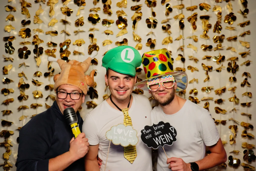 Fotobox mit hochwertigen Requisiten für Firmenfeiern & Events.