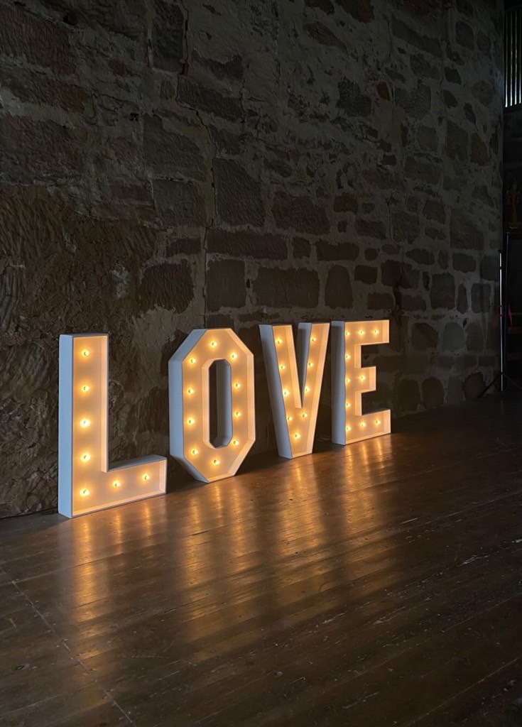 XXL Love-Lichter: Perfekte Hochzeitsdeko in Bamberg XXL Love-Schriftzug als Hochzeitsdekoration in Bamberg