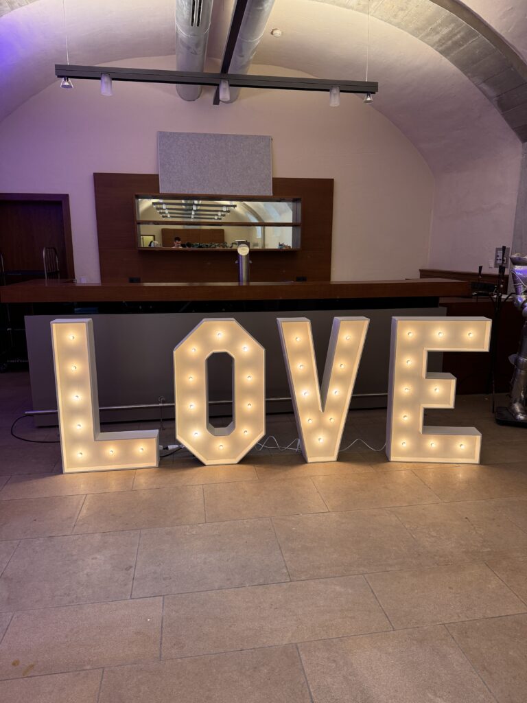 XXL Love-Buchstaben: Die perfekte Hochzeitsdekoration Stimmungsvoll beleuchtete XXL Buchstaben für besondere Anlässe