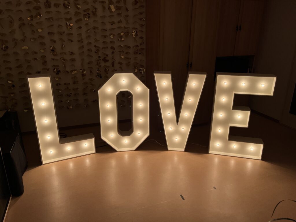 Mieten Sie XXL Love-Leuchtbuchstaben in Bamberg XXL Love Leuchtbuchstaben in Bamberg
