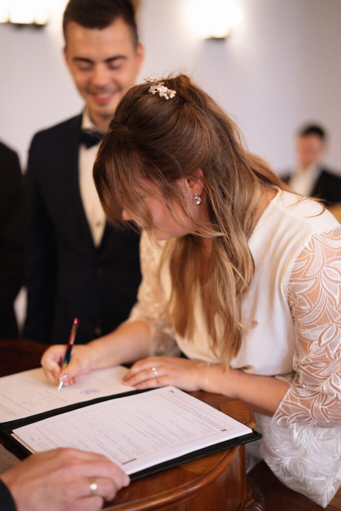 Euer Ja-Wort in Bildern – Hochzeitsfotograf für das Standesamt Bamberg Hochzeitspaar vor dem Standesamt Bamberg – stilvolle Fotografie.