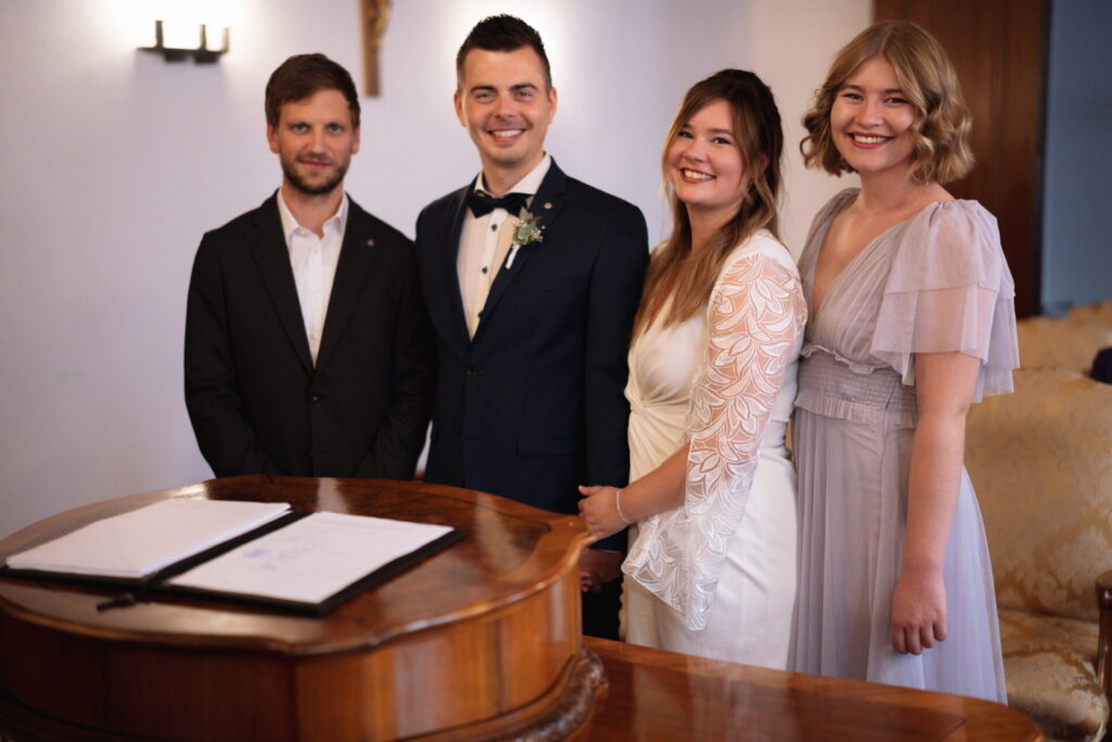 Euer perfekter Hochzeitstag in stilvollen Bildern – jetzt Termin sichern! Eure Liebe in Bildern – stilvolle Hochzeitsfotos für Instagram & TikTok.