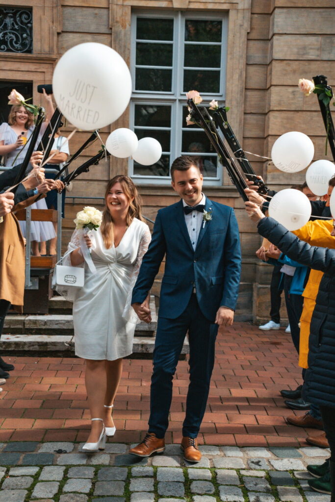 Authentische Hochzeitsfotos für eure Social-Media-Lovestory! Sektempfang nach der Trauung – authentische Hochzeitsfotografie für Social Media.