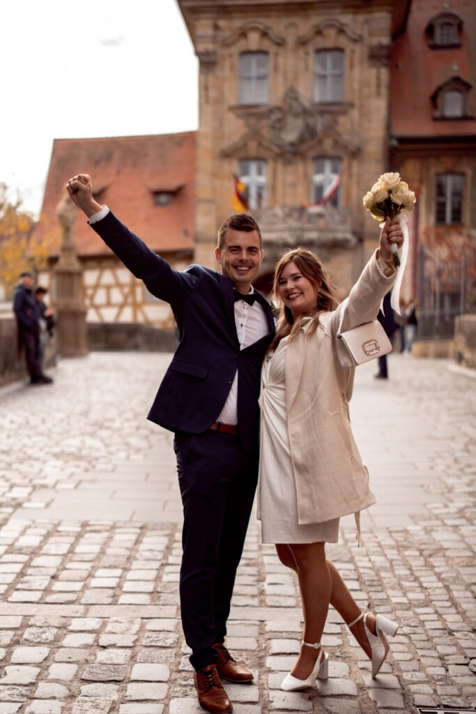 Hochzeitsfotograf für eure standesamtliche Trauung in Bamberg – perfekte Erinnerungen! Verliebtes Brautpaar nach der standesamtlichen Trauung in Bamberg – perfekt für Instagram