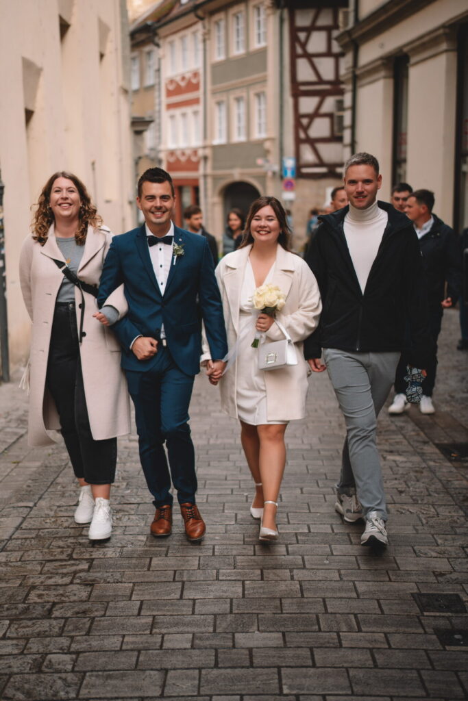 Moderne & natürliche Hochzeitsfotografie für eure standesamtliche Hochzeit. Frisch verheiratet! Brautpaar-Shooting vor dem Standesamt Bamberg.