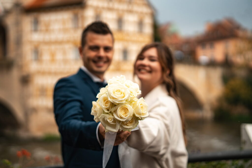 Liebevolle Hochzeitsfotografie für eure standesamtliche Trauung in Bamberg. Hochzeitsfotograf für emotionale und natürliche Standesamtfotos in Bamberg.