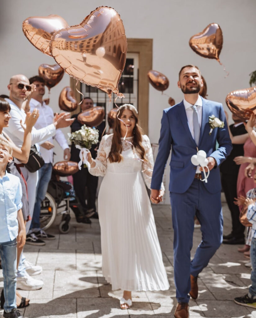 Standesamt Bamberg – Hochzeitsfotografie mit Liebe zum Detail. Emotionaler Hochzeitsmoment – das Brautpaar verlässt das Standesamt Bamberg.