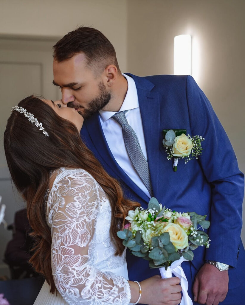 Natürliche & emotionale Hochzeitsfotos für eure standesamtliche Trauung. Verliebtes Brautpaar-Shooting nach der standesamtlichen Trauung in Bamberg.