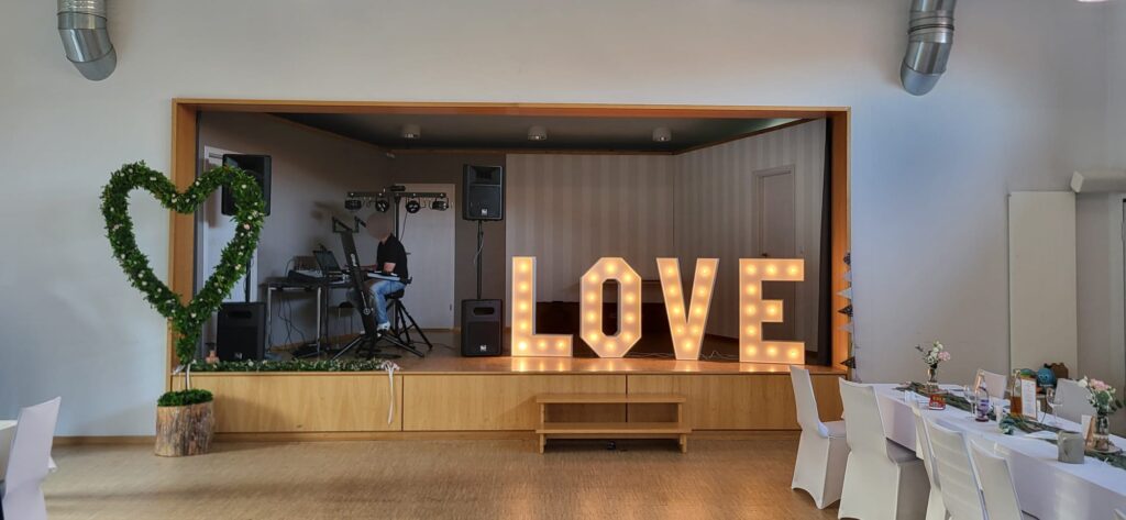 Leuchtbuchstaben LOVE
