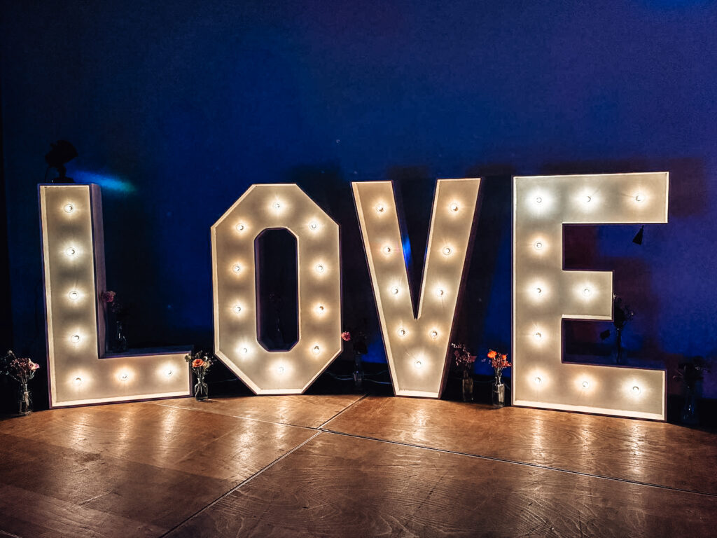 LOVE Leuchtbuchstaben Bamberg XXL LOVE Leuchtbuchstaben Vermietung Bamberg